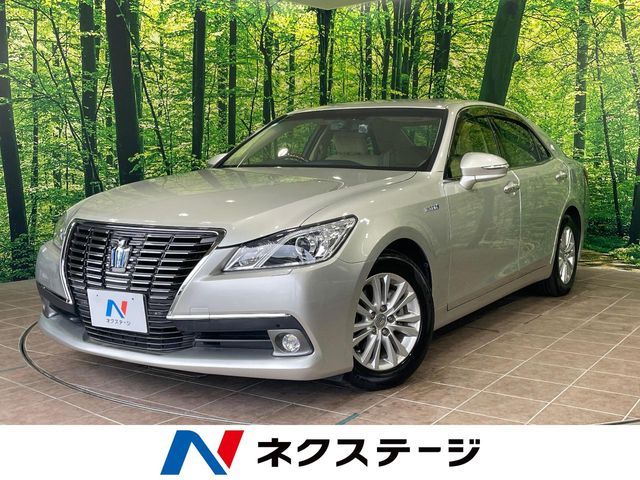 CROWN sedan hybrid