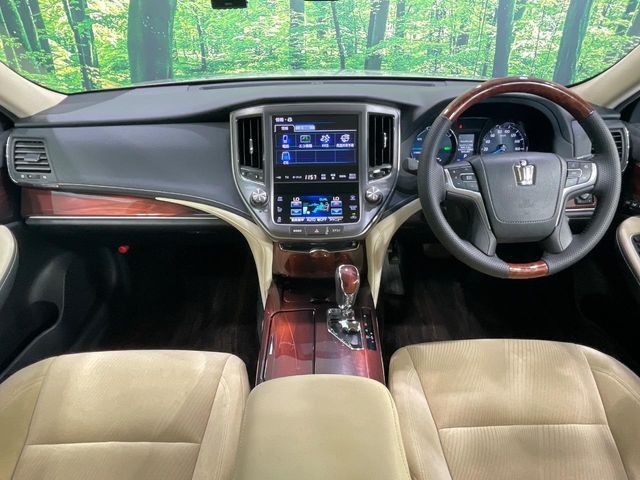 CROWN sedan hybrid