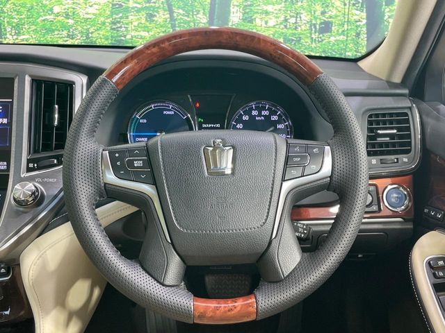 CROWN sedan hybrid