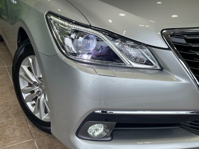 CROWN sedan hybrid