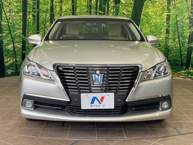 CROWN sedan hybrid