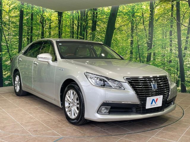 CROWN sedan hybrid