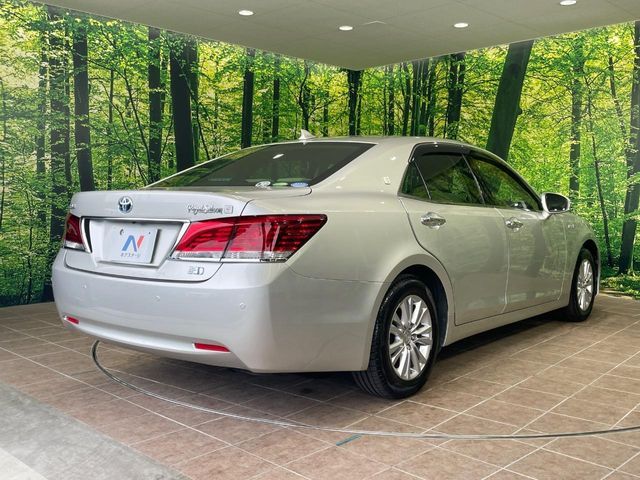 CROWN sedan hybrid