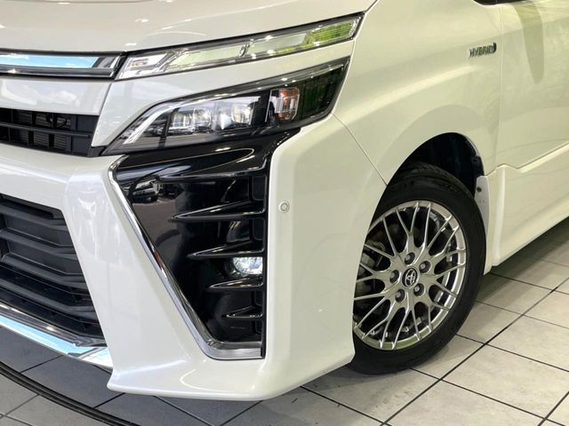 VOXY HYBRID