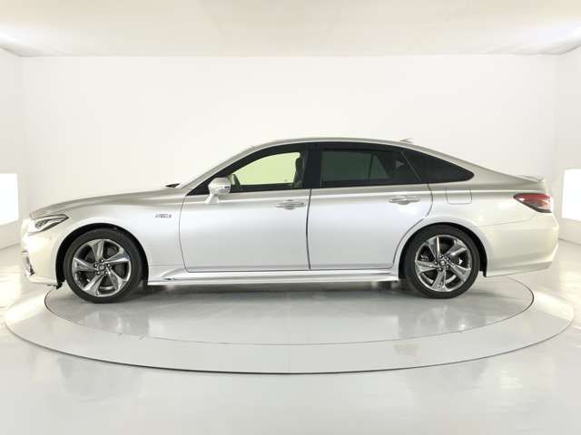 CROWN sedan hybrid