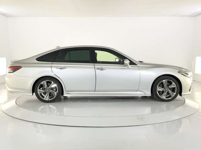 CROWN sedan hybrid