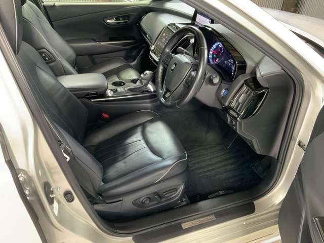 CROWN sedan hybrid