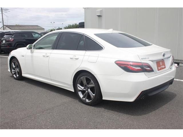 CROWN sedan hybrid