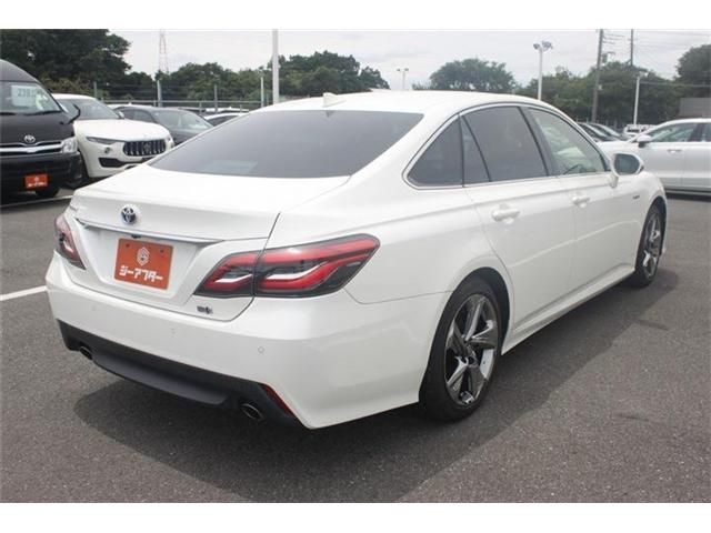 CROWN sedan hybrid