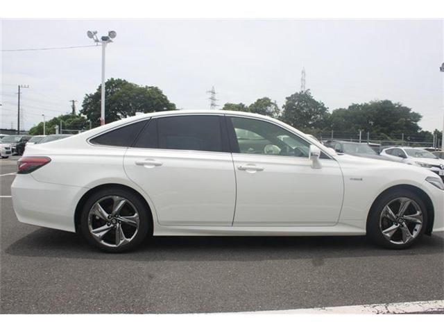 CROWN sedan hybrid