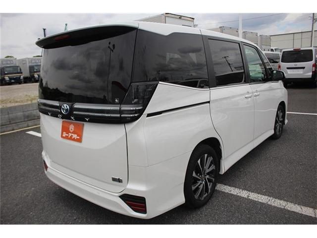 VOXY HYBRID