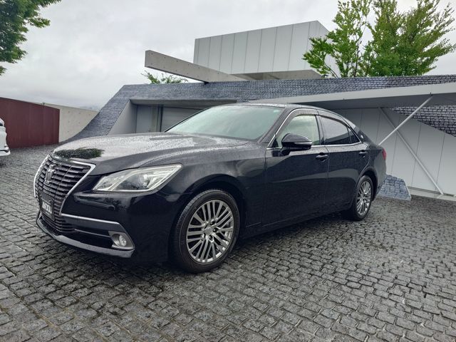 CROWN sedan