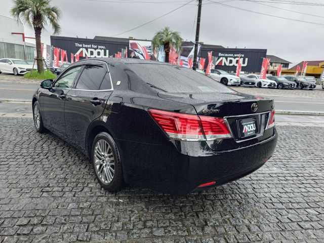 CROWN sedan