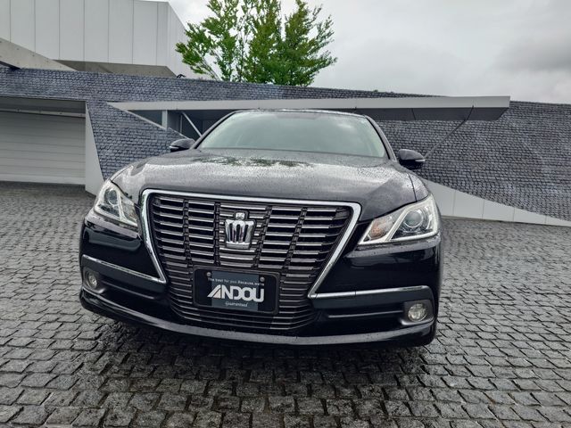 CROWN sedan