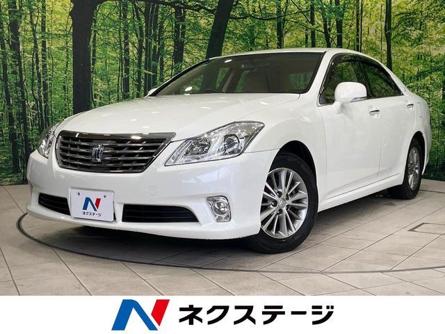 CROWN sedan