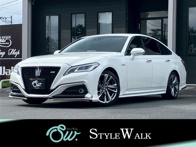 CROWN sedan hybrid