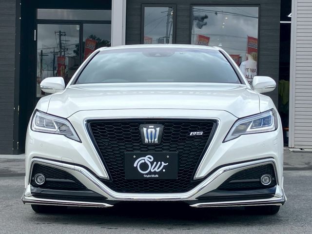 CROWN sedan hybrid