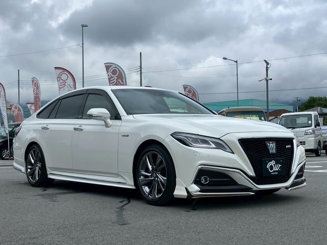 CROWN sedan hybrid