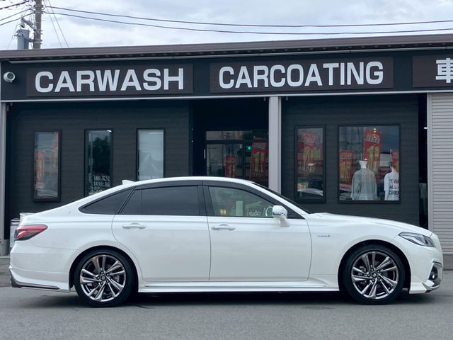 CROWN sedan hybrid
