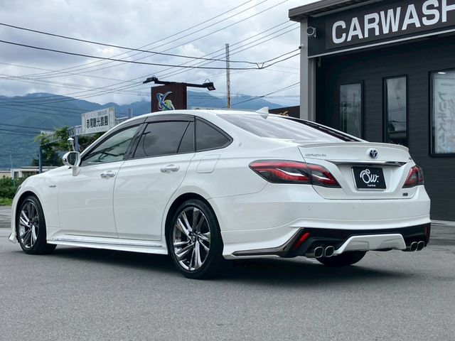 CROWN sedan hybrid