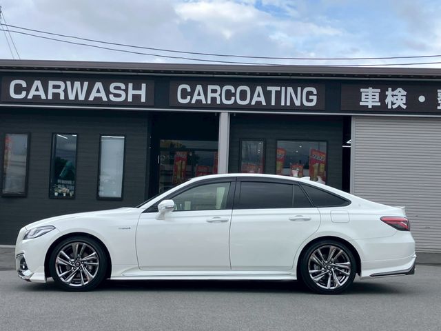 CROWN sedan hybrid