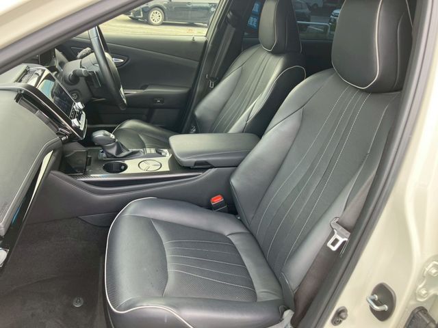 CROWN sedan hybrid