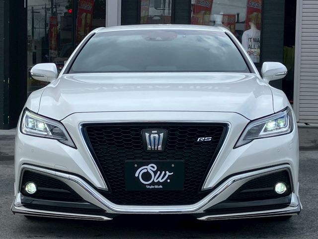 CROWN sedan hybrid