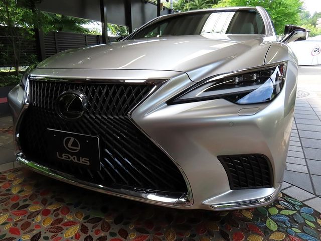LEXUS LS500h 4WD