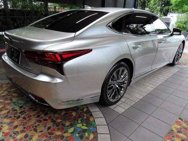 LEXUS LS500h 4WD