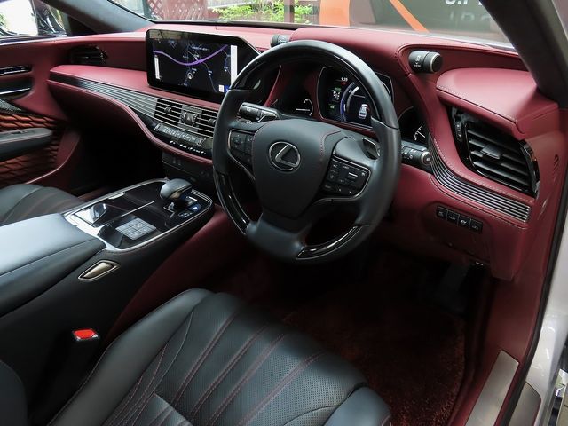 LEXUS LS500h 4WD