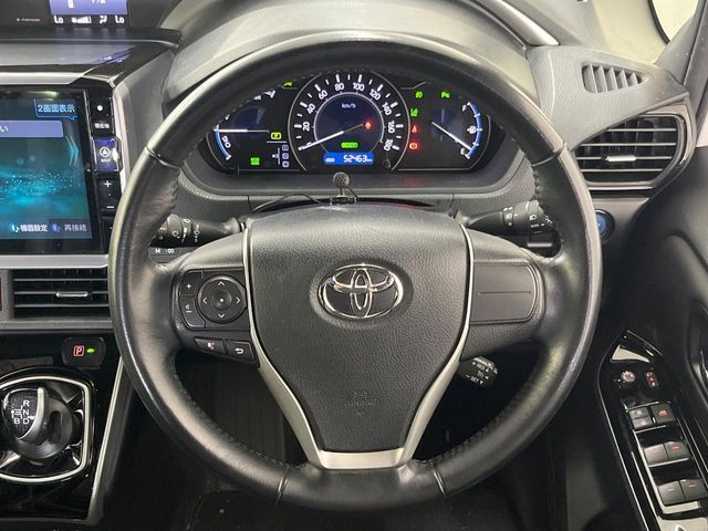 VOXY HYBRID