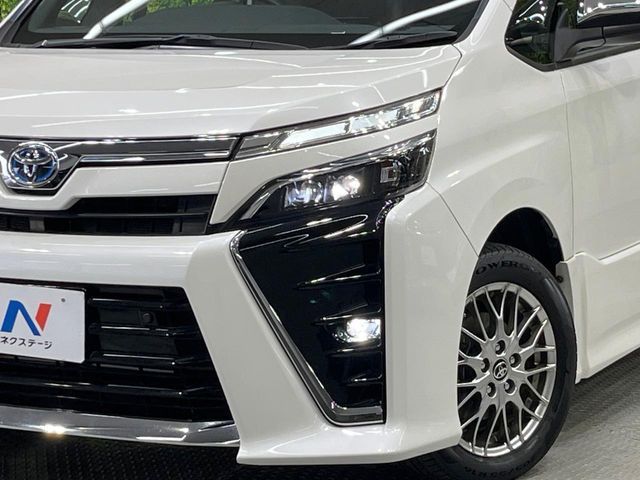 VOXY HYBRID