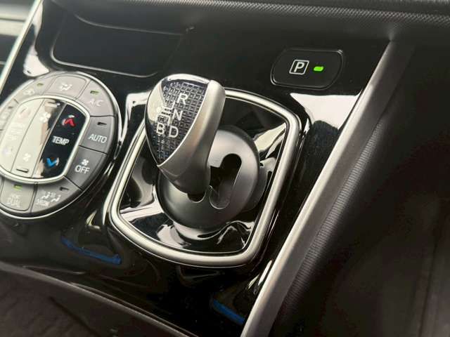 VOXY HYBRID