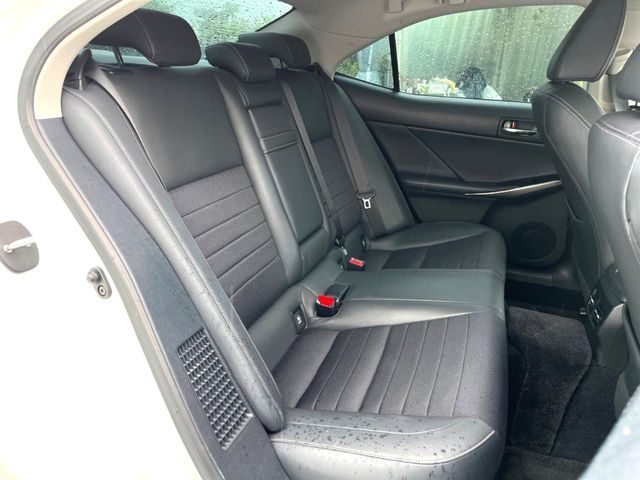 LEXUS IS300h