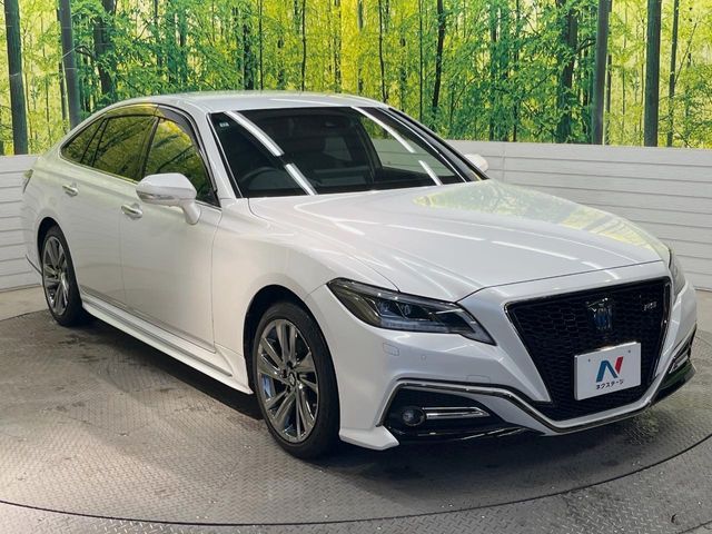 CROWN sedan hybrid