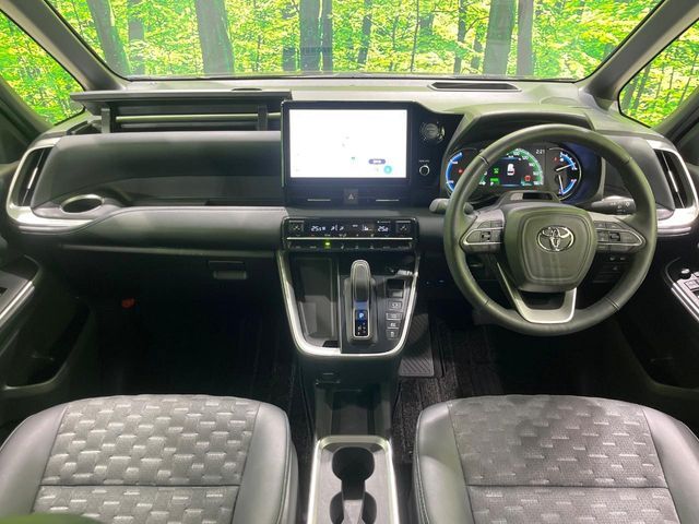 VOXY HYBRID 4WD