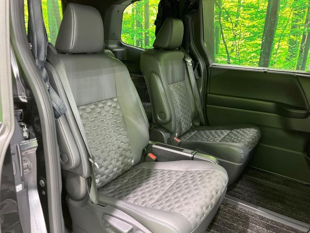 VOXY HYBRID 4WD