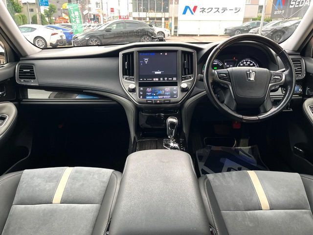 CROWN sedan hybrid