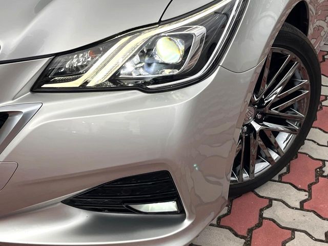 CROWN sedan hybrid