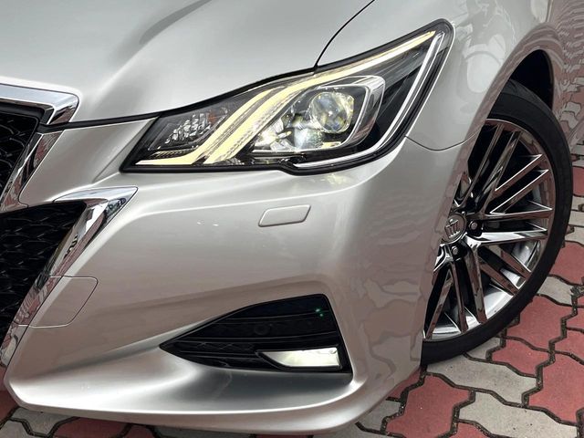 CROWN sedan hybrid