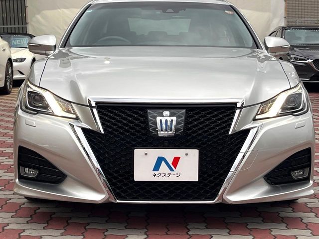 CROWN sedan hybrid