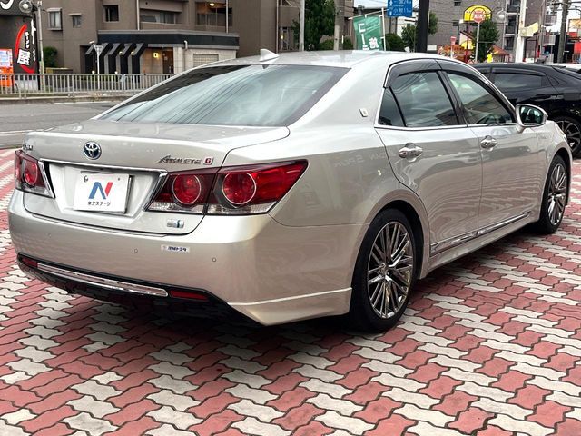 CROWN sedan hybrid