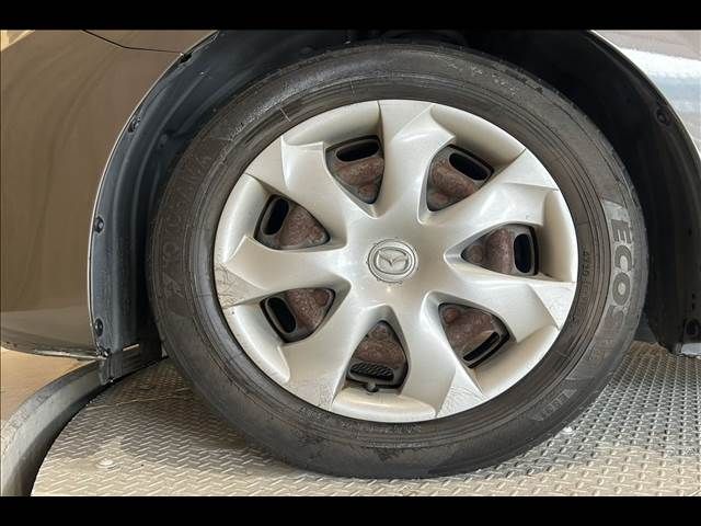 AXELA sedan