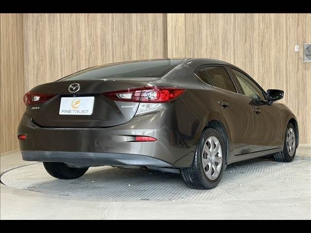 AXELA sedan