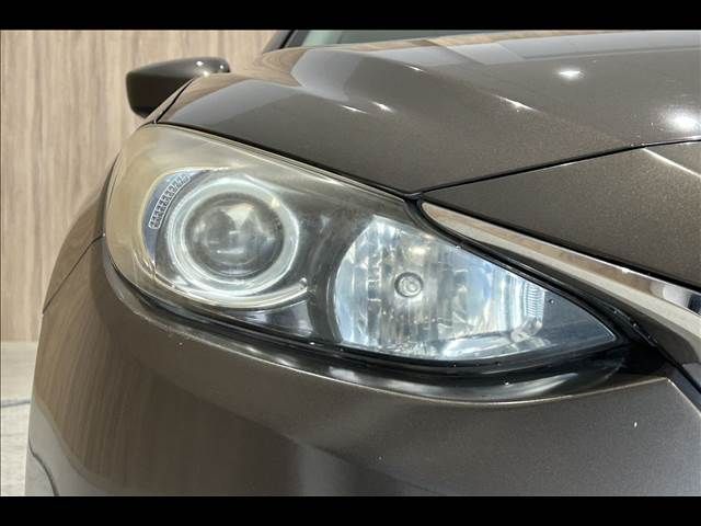 AXELA sedan