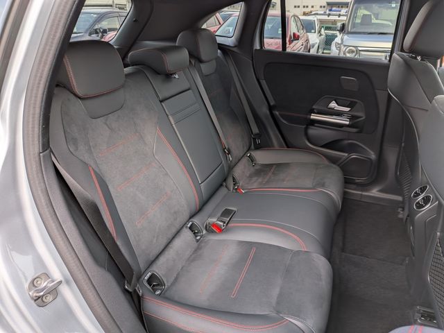 MERCEDES BENZ EQA