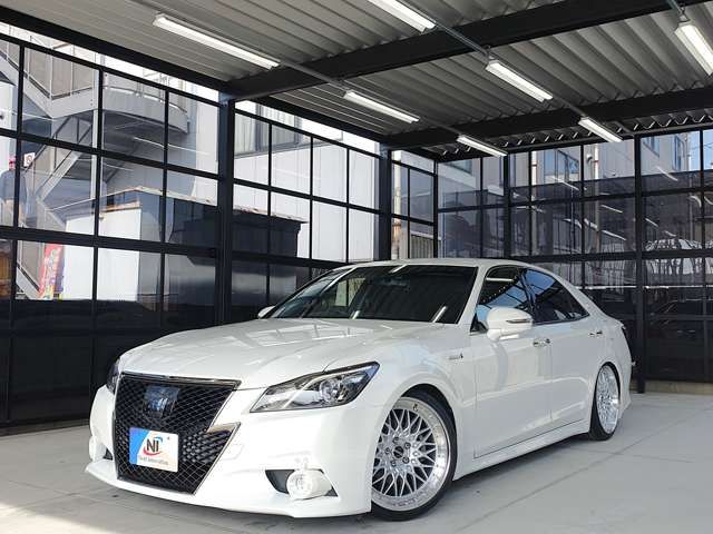 CROWN sedan hybrid