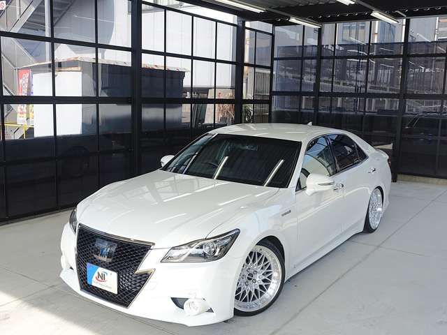 CROWN sedan hybrid