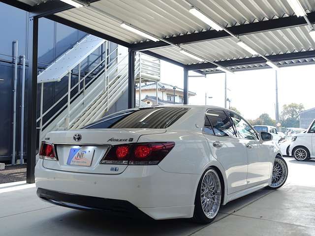 CROWN sedan hybrid