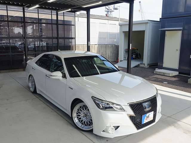 CROWN sedan hybrid
